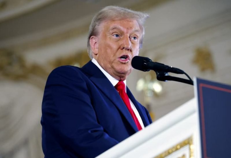 صورة للرئيس الأمريكي السابق دونالد ترامب يتحدث في مؤتمر صحفي حول التطورات في الشرق الأوسط.