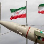 صورة تظهر رموزاً لروسيا وإيران والولايات المتحدة في سياق التعاون الاستخباراتي والتوترات الجيوسياسية