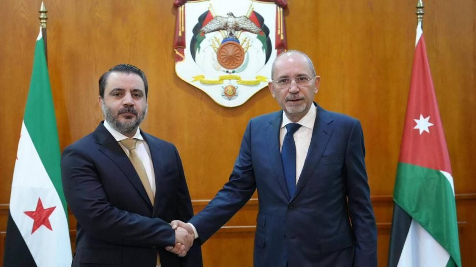 وزير الخارجية الأردني أيمن الصفدي ونظيره السوري أسعد الشيباني خلال اتصال هاتفي.