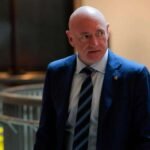 خريطة توضح منطقة الخليج العربي ورموز للولايات المتحدة وإيران، تعكس التوترات الجيوسياسية.