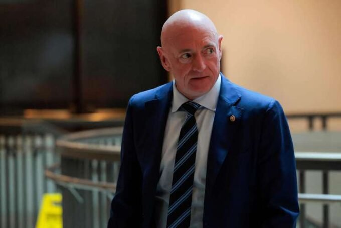 تطورات متسارعة في ملف إيران: سيناتور أمريكي يشكك في فعالية استراتيجية إدارة ترامب 9 خريطة توضح منطقة الخليج العربي ورموز للولايات المتحدة وإيران، تعكس التوترات الجيوسياسية.