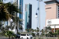 صورة تعبيرية للتوتر الجيوسياسي في الشرق الأوسط، مع إشارات إلى صراعات عسكرية وسياسية.