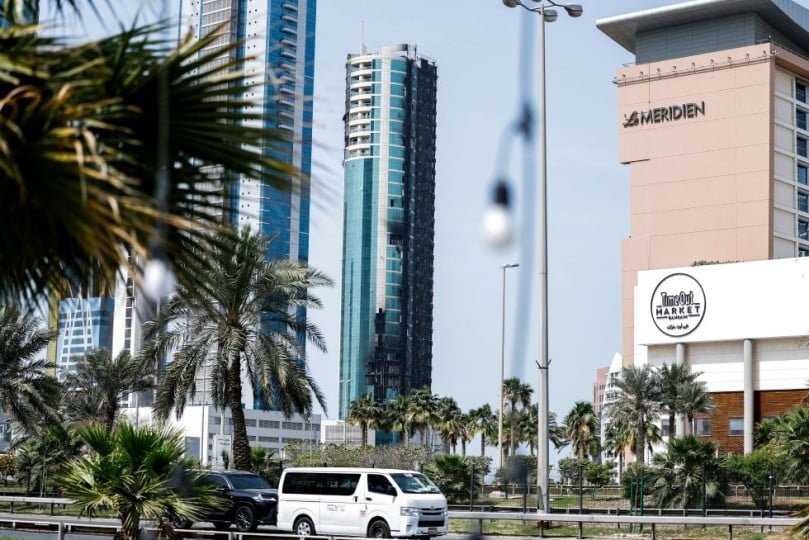 صورة تعبيرية للتوتر الجيوسياسي في الشرق الأوسط، مع إشارات إلى صراعات عسكرية وسياسية.