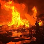 صورة تعبيرية تظهر خريطة لبنان وإيران مع رموز للتوترات الجيوسياسية والصراعات الإقليمية.