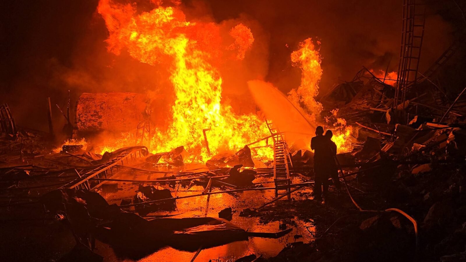 صورة تعبيرية تظهر خريطة لبنان وإيران مع رموز للتوترات الجيوسياسية والصراعات الإقليمية.