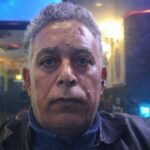 صورة للوزير رياض مزور يتحدث أمام حشد من أفراد الجالية المغربية في الخارج.