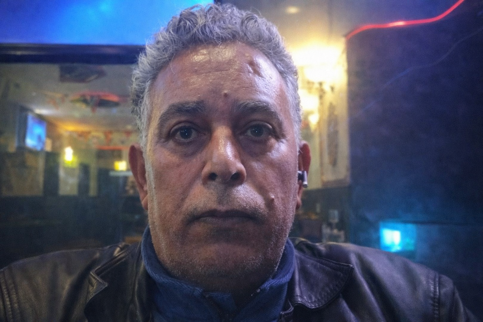 صورة للوزير رياض مزور يتحدث أمام حشد من أفراد الجالية المغربية في الخارج.