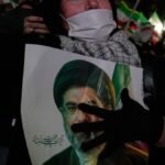 تصعيد التوترات: إيران ترد على مقترح واشنطن وسط تصريحات ترامب المتضاربة 4 امرأة إيرانية تحمل صورة للمرشد الأعلى الإيراني آية الله مجتبى خامنئي خلال تجمع مؤيد للحكومة في طهران.