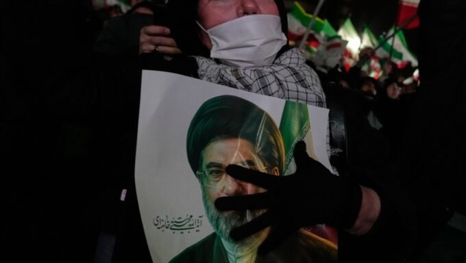 تصعيد التوترات: إيران ترد على مقترح واشنطن وسط تصريحات ترامب المتضاربة 7 امرأة إيرانية تحمل صورة للمرشد الأعلى الإيراني آية الله مجتبى خامنئي خلال تجمع مؤيد للحكومة في طهران.