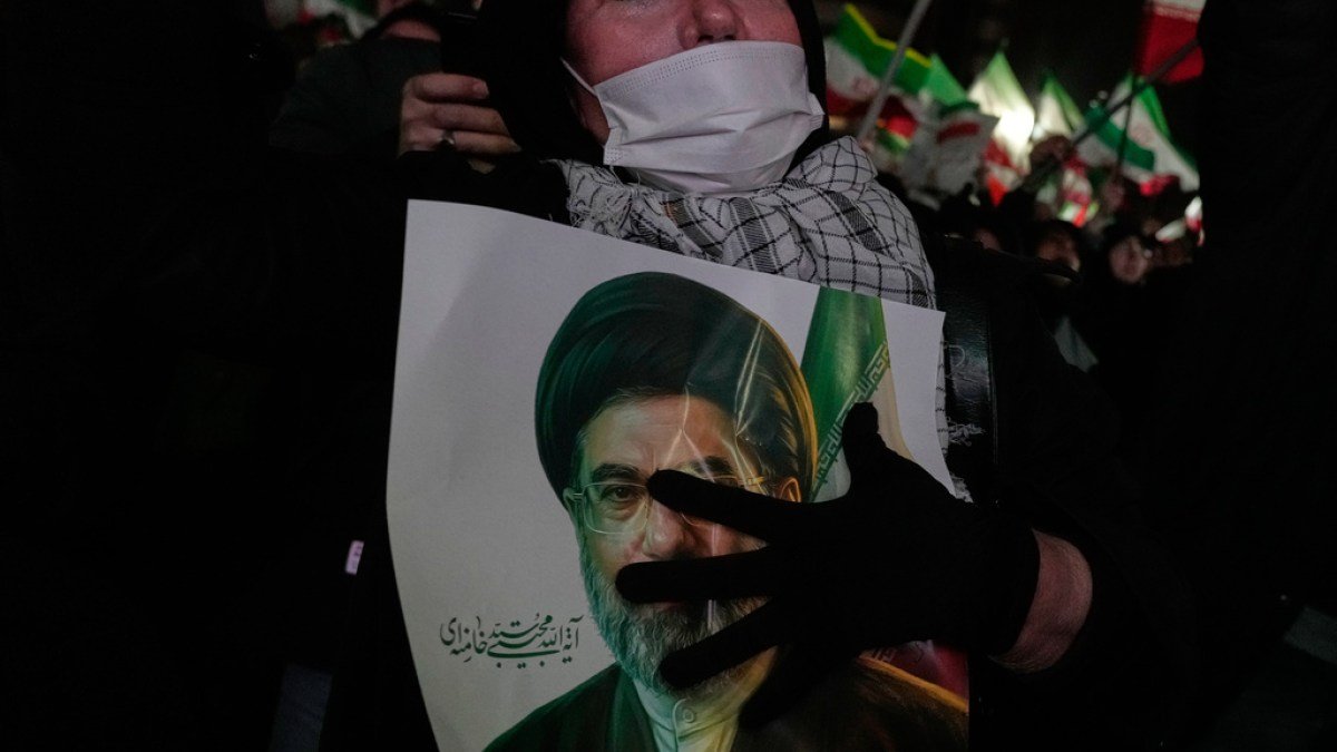 تصعيد التوترات: إيران ترد على مقترح واشنطن وسط تصريحات ترامب المتضاربة 3 امرأة إيرانية تحمل صورة للمرشد الأعلى الإيراني آية الله مجتبى خامنئي خلال تجمع مؤيد للحكومة في طهران.