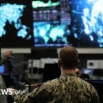 صورة توضيحية لتمثيل الحرب السيبرانية، مع رموز رقمية وشبكات تظهر في الخلفية، تعكس تعقيد الصراع الحديث.