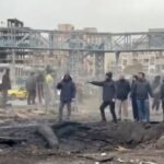 صورة تظهر أشخاصاً في منطقة متضررة بشارع في طهران بعد غارة جوية، ضمن الصراع الأمريكي-الإسرائيلي مع إيران.