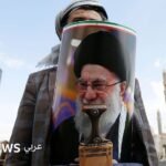 صورة تظهر مقاتلين حوثيين يعرضون أسلحتهم، مع إشارة إلى استعدادهم للتدخل العسكري.