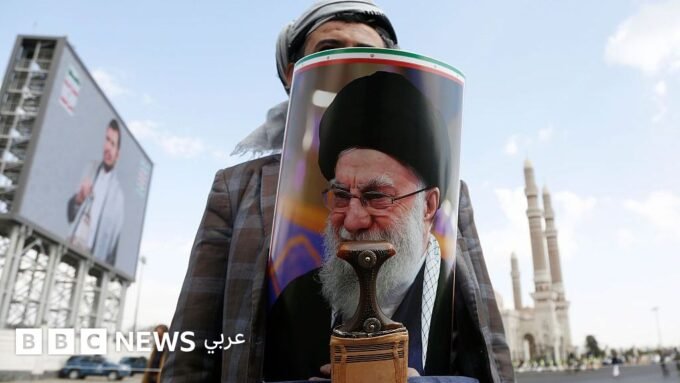 صورة تظهر مقاتلين حوثيين يعرضون أسلحتهم، مع إشارة إلى استعدادهم للتدخل العسكري.