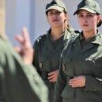 شباب مغربي يستعد لعملية الإحصاء الخاصة بالخدمة العسكرية لعام 2026