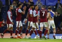 لاعبو أستون فيلا يحتفلون بهدف أولي واتكينز ضد ليل في مباراة الدوري الأوروبي