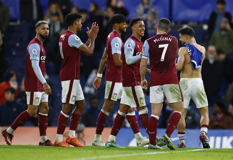 لاعبو أستون فيلا يحتفلون بهدف أولي واتكينز ضد ليل في مباراة الدوري الأوروبي