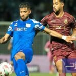 لقطة من مباراة كرة قدم في الدوري المغربي الاحترافي تظهر تنافساً بين اللاعبين على الكرة