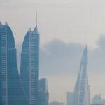 صورة توضيحية لمراكز بيانات أو شبكات اتصالات مع خلفية تعكس التوترات الجيوسياسية في منطقة الخليج.