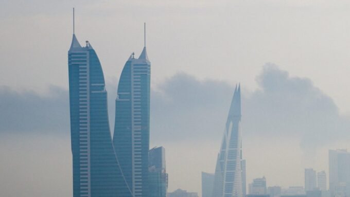 صورة توضيحية لمراكز بيانات أو شبكات اتصالات مع خلفية تعكس التوترات الجيوسياسية في منطقة الخليج.