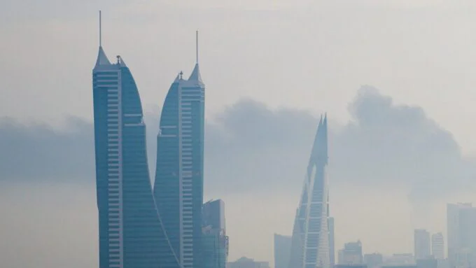 صورة توضيحية لمراكز بيانات أو شبكات اتصالات مع خلفية تعكس التوترات الجيوسياسية في منطقة الخليج.