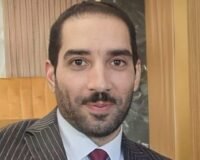 صورة توضيحية لشبكة بيانات مع رموز عسكرية، تعكس دور الذكاء الاصطناعي في الحروب الحديثة.