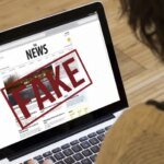 صورة توضيحية للذكاء الاصطناعي وهو يحلل معلومات رقمية لمكافحة الأخبار الزائفة.