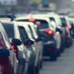 صورة توضيحية لمركبات تسير على طريق مزدحم خلال فترة العيد، مع التركيز على أهمية السلامة الطرقية.