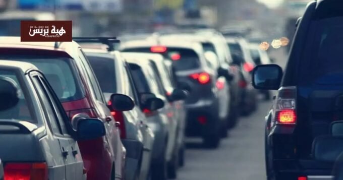 صورة توضيحية لمركبات تسير على طريق مزدحم خلال فترة العيد، مع التركيز على أهمية السلامة الطرقية.