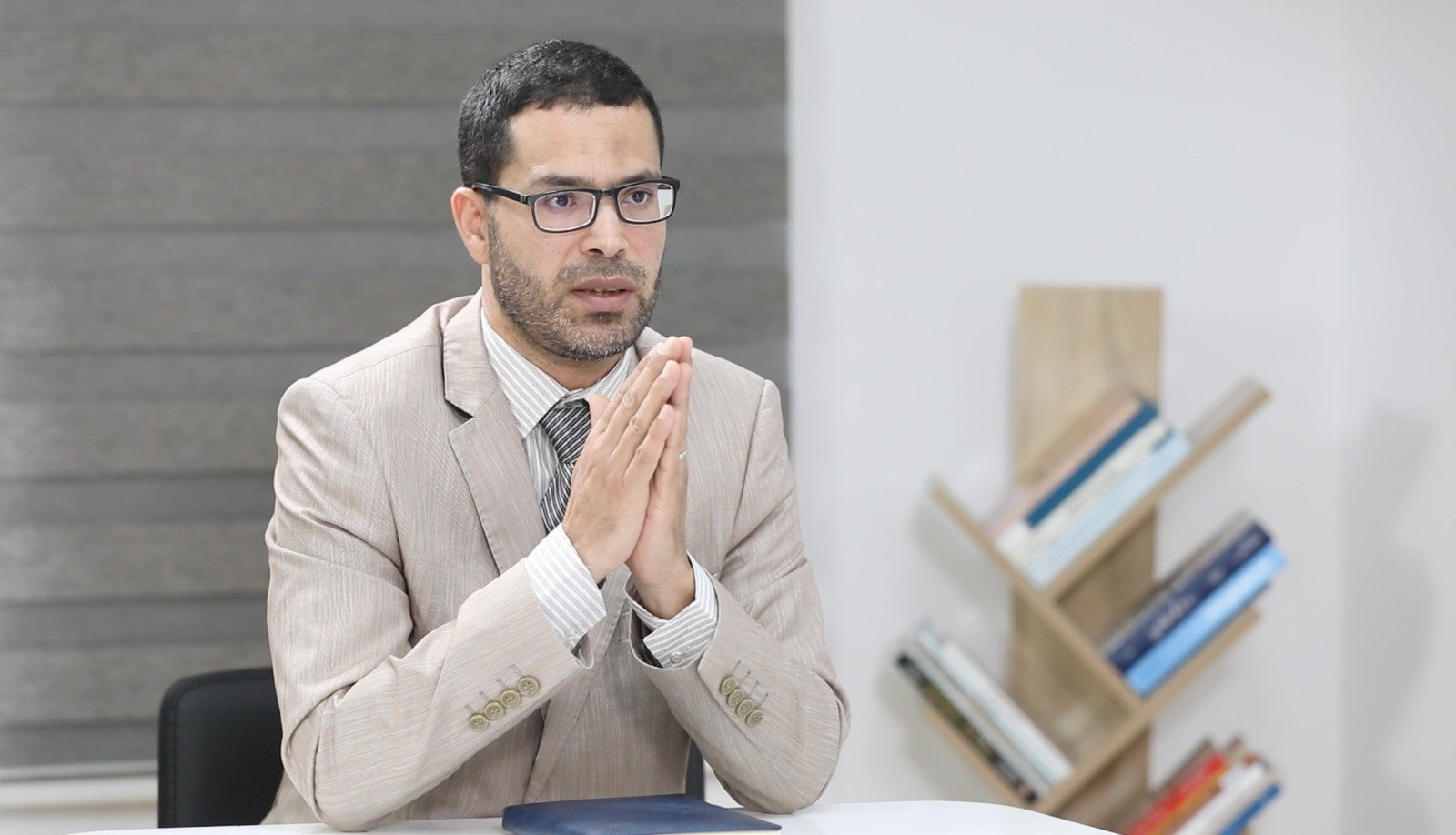 تحليل: المغرب ينتقل من المتابعة إلى الاستشراف في سياسته الخارجية وتأثير الصراع الإيراني الأمريكي على الانتخابات المحلية 3 خريطة توضح موقع المغرب الاستراتيجي بين المحيط الأطلسي والبحر الأبيض المتوسط، مع إشارة إلى مضيق جبل طارق.