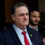 جنود إسرائيليون على الحدود اللبنانية يراقبون منطقة جبلية، في إشارة للسيطرة على مرتفعات استراتيجية.