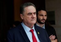 جنود إسرائيليون على الحدود اللبنانية يراقبون منطقة جبلية، في إشارة للسيطرة على مرتفعات استراتيجية.