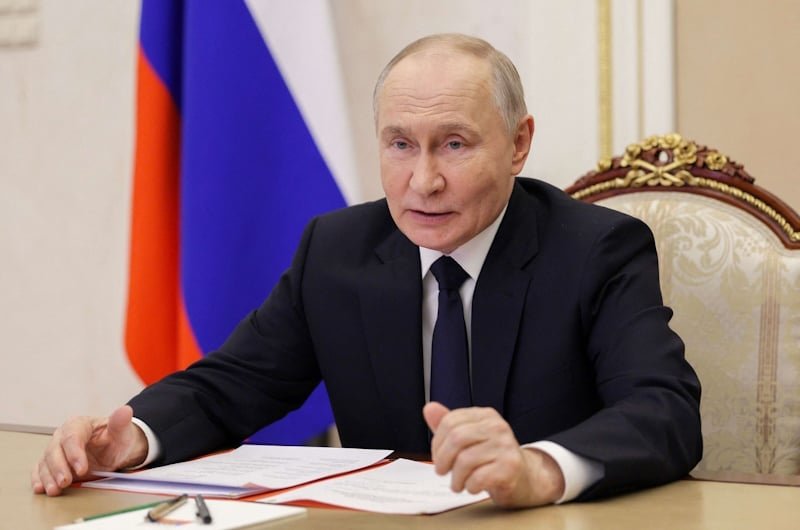 خريطة الشرق الأوسط تظهر مناطق التوتر الرئيسية مع رموز للنفط والقوات العسكرية.