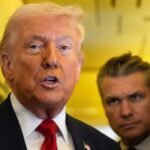 تصاعد التوترات: ترامب يؤكد سعيه للتحكم في القيادة الإيرانية الجديدة وسط قلق عالمي بشأن أسعار النفط 8 الرئيس الأمريكي دونالد ترامب يتحدث إلى الصحفيين بينما يستمع وزير الدفاع بيت هيغسيث على متن طائرة الرئاسة.