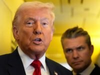 الرئيس الأمريكي دونالد ترامب يتحدث إلى الصحفيين بينما يستمع وزير الدفاع بيت هيغسيث على متن طائرة الرئاسة.