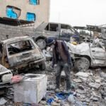 خريطة توضيحية لمضيق هرمز أو صورة لسفن حربية في الخليج