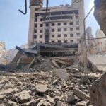 صورة جوية تظهر آثار غارة إسرائيلية على مبانٍ في الضاحية الجنوبية لبيروت، مع تصاعد الدخان.