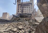 صورة جوية تظهر آثار غارة إسرائيلية على مبانٍ في الضاحية الجنوبية لبيروت، مع تصاعد الدخان.