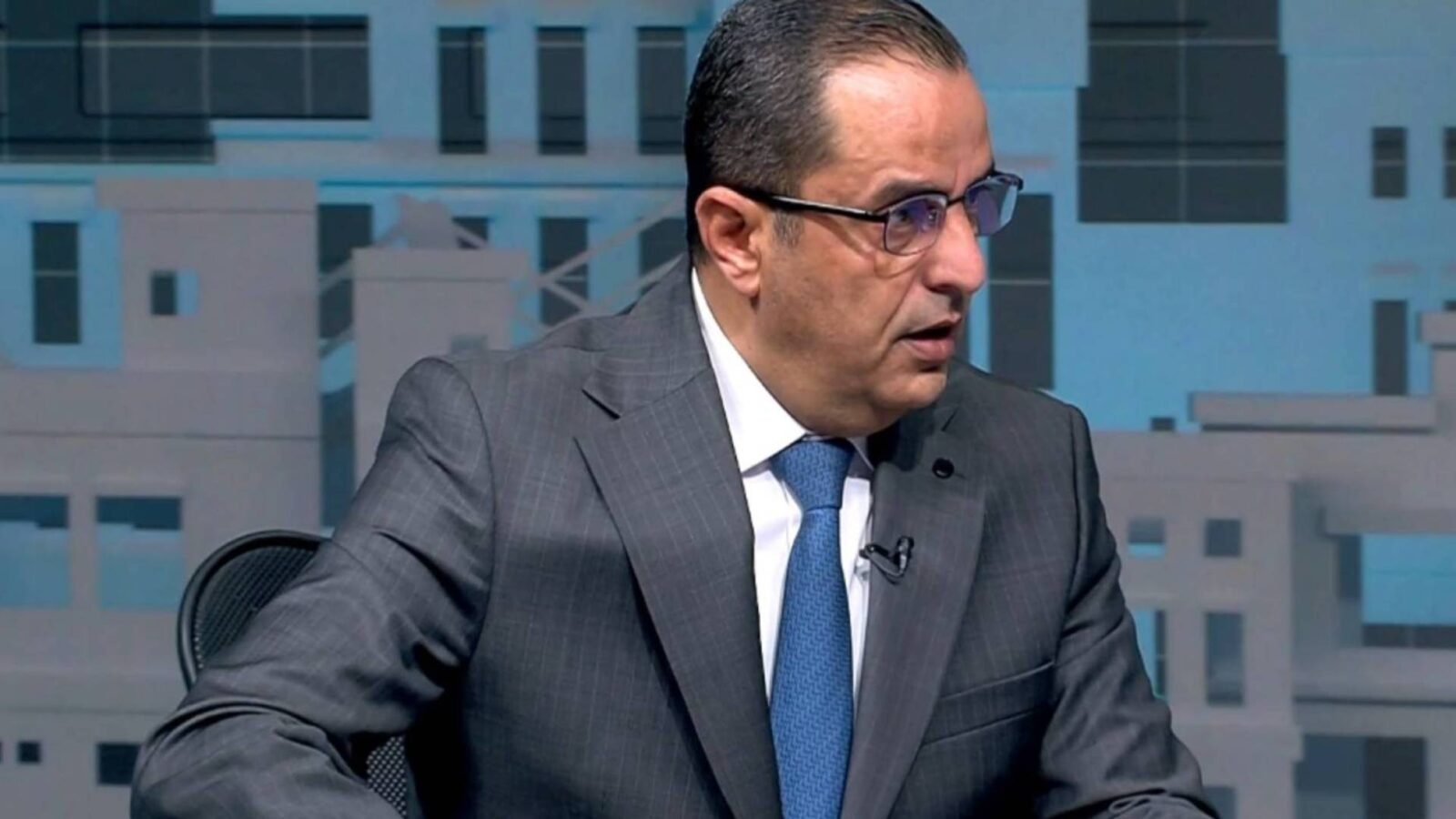 صورة توضيحية لصواريخ تطلق من منطقة جبلية، مع خلفية تحمل أعلام إيران ولبنان، ترمز للصراع الإقليمي.