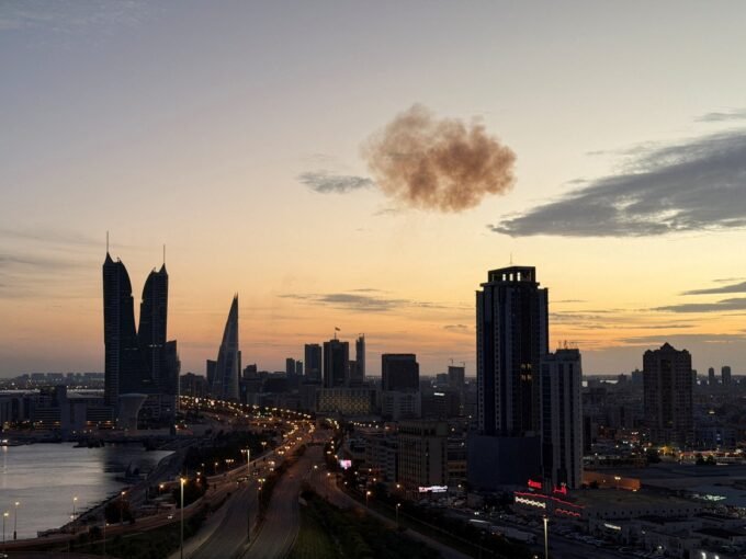 تصاعد الدخان بعد اعتراض طائرة إيرانية مسيرة فوق أبراج المنامة المالية، حيث تقع السفارة الإسرائيلية، في سياق الصراع الأمريكي الإسرائيلي مع إيران.