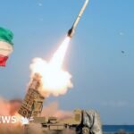 صورة لصاروخ إيراني يطلق خلال تدريب عسكري بالقرب من مضيق في عام 2022، تظهر القدرات الصاروخية الإيرانية.