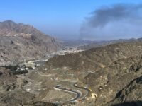 صورة تظهر تصاعد الدخان على الجانب الأفغاني من معبر تورخام الحدودي بالقرب من باكستان، بتاريخ 28 فبراير.