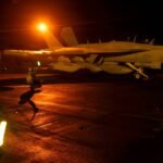 صورة توضيحية لعمليات عسكرية جوية تستهدف مواقع في إيران، مع التركيز على الأهداف البحرية.