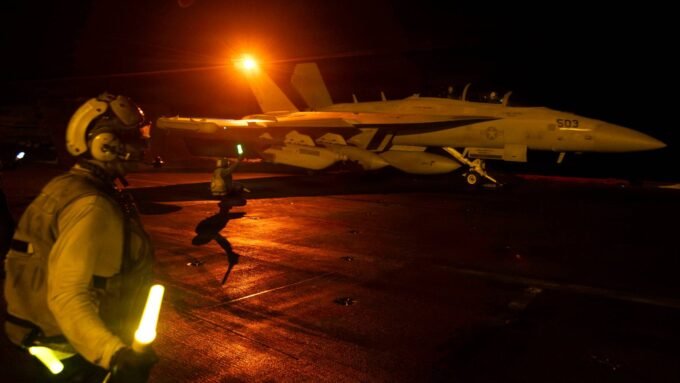 صورة توضيحية لعمليات عسكرية جوية تستهدف مواقع في إيران، مع التركيز على الأهداف البحرية.