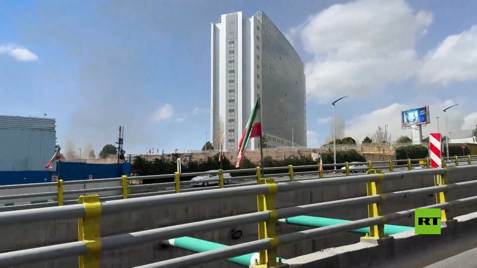 تصاعد أعمدة الدخان من مقر الشرطة الإلكترونية الإيرانية في طهران عقب ضربة إسرائيلية 3 أعمدة دخان تتصاعد من مبنى في طهران يُعتقد أنه مقر الشرطة الإلكترونية الإيرانية