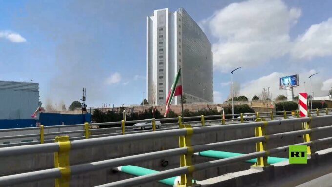 أعمدة دخان تتصاعد من مبنى في طهران يُعتقد أنه مقر الشرطة الإلكترونية الإيرانية