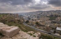 خريطة طقس توضح درجات الحرارة المتوقعة في الأردن يوم الأحد مع رموز للغيوم والصقيع.