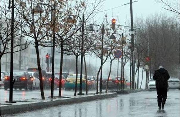 صورة توضيحية لأجواء ماطرة وباردة في الأردن، تعكس تأثير المنخفض الجوي خلال عطلة عيد الأضحى.