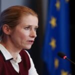 صورة لمسؤولة في الاتحاد الأوروبي تتحدث في مؤتمر صحفي