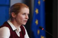 صورة لمسؤولة في الاتحاد الأوروبي تتحدث في مؤتمر صحفي